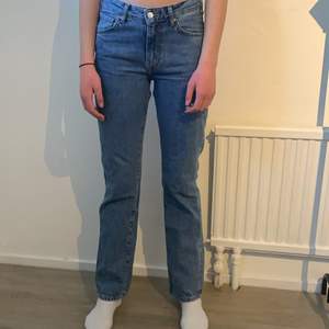 Midwaist jeans, straight, som är köpta på bikbok för 700 kr. Använda ca 3 gånger. Waist:26 lenght:32. 