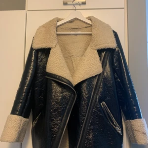 NA-KD Bikerjacka - Biker jacka från NA-KD, använt skick! Päls inuti och glansigt fejk läder utan på. 