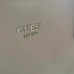 Guess väska  - Guess väska ganska stor 