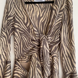 Adoore klänning - En adoore klänning som knappt är använd.