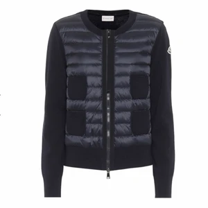 Intressekoll på Moncler Cardigan - Moncler Quilted down jacket i storlek M och marinblå! Köpt nyligen och inga som helst defekter, ser ut som när jag fick den👍 Köpt på Mytheresa och kvitto finns.