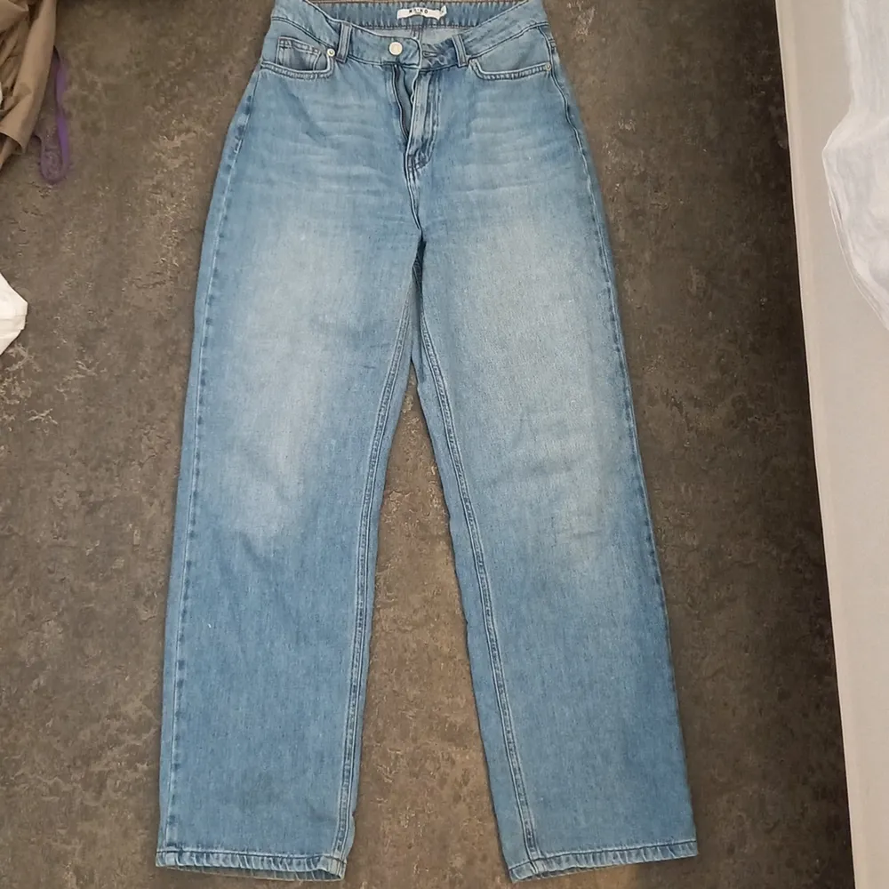 Använda fåtal gånger, höga i midjan, har själv storlek 38 i byxor och de sitter något löst på mig, bra längd I benen. Jeans & Byxor.