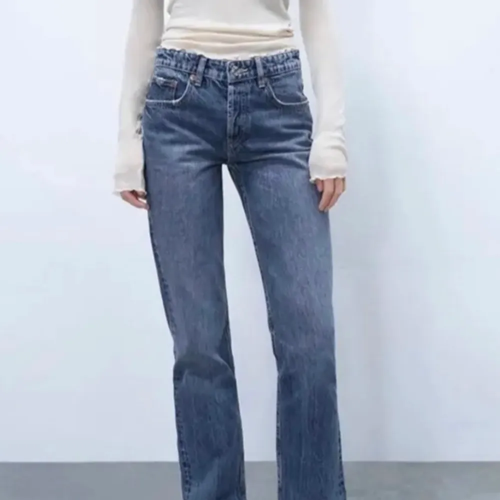 Säljer dessa superfina zara jeans i stl 38. Inte mycket använda alls, superbra skick!!💞💞skriv privat för fler bilder🤩. Jeans & Byxor.