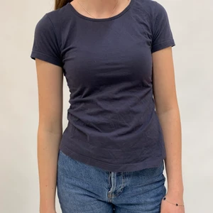 T-shirt - Marinblå t-shirt 💙💙