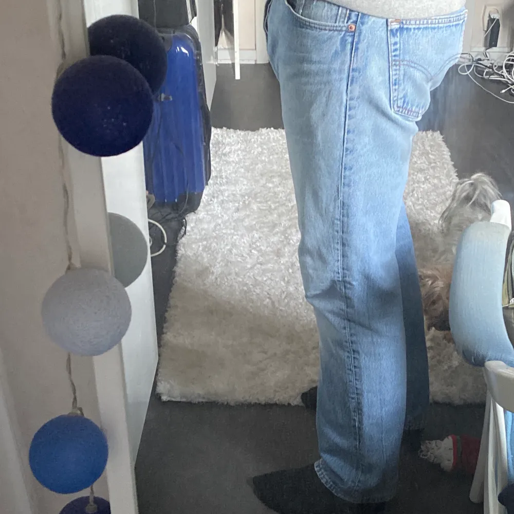 2 par vintage levis 501 jeans, underbar tvätt och perfekt fit. 499kr/st. Skriv vid vidare funderingar frågor eller om du skulle vilja ha fler bilder så fixar jag det ✨. Jeans & Byxor.