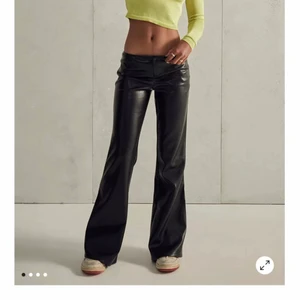 low rise leader jeans  - they don’t fit me and i forgot to return within 30 days 🥲 tags and everything still on 