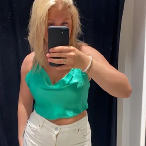 Grönt satin linne - Ett super fint satin linne som hänger lite där fram, helt öppet och korsat i ryggen.