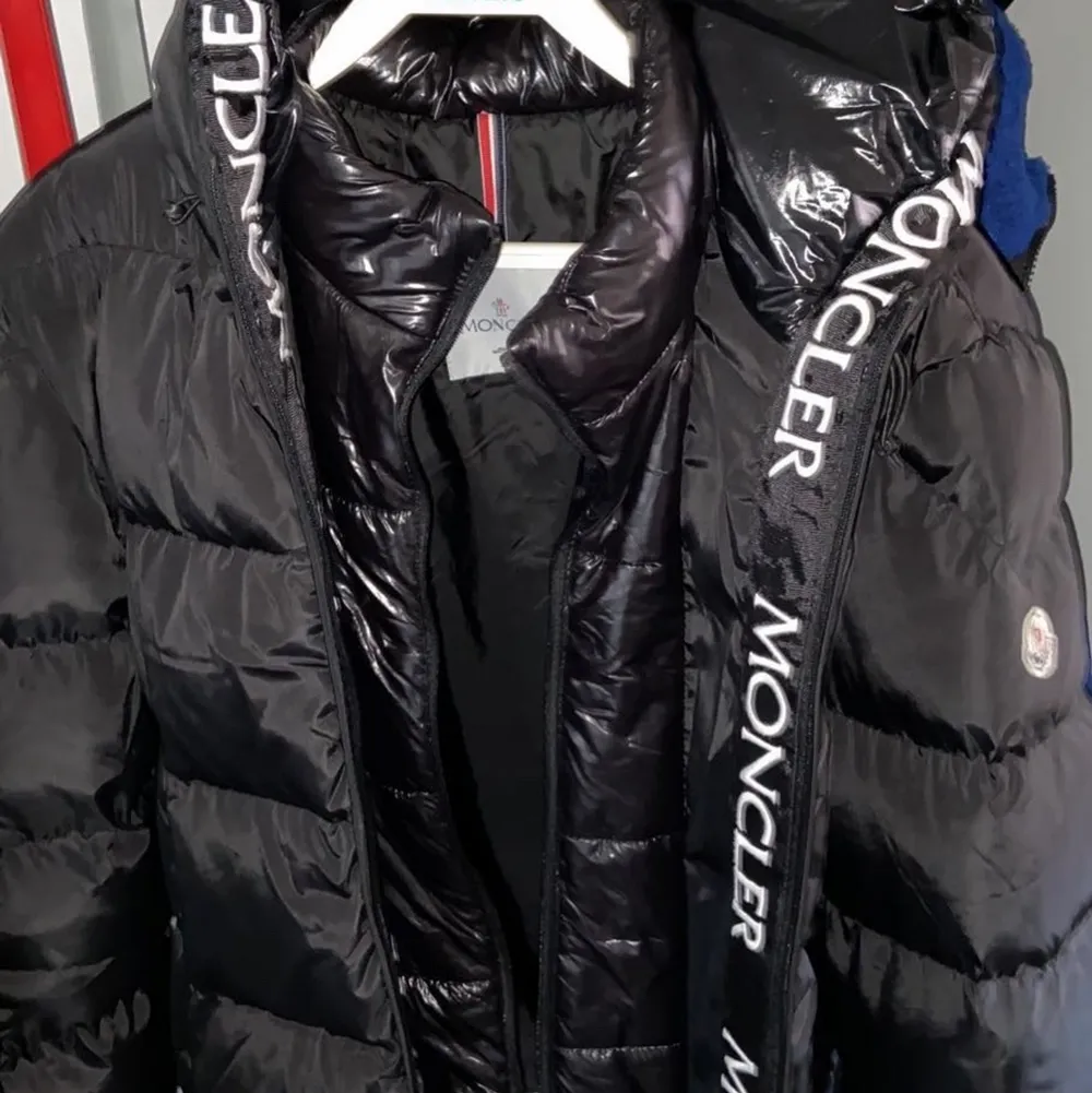 Hej säljer moncler jacka då ingen användning storlek:XXL. Takit.