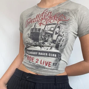 T-shirt  - FINNS KVAR FÖR ORGINALPRIS!!! Skriv privat!! Cool T-shirt med rött och blått tryck. Plagget är i gott defetfritt skick. Visas på en s. Köparen står för 57kr spårbar frakt. 