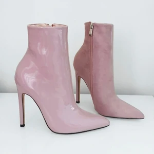 Lila stilettklackar pointed toe 37 (4) - Ljuslila klackar från Public Desire. Strl: 4 (37). Lack och mocka detaljer, dragkedja på insidan. Stilettklackar. Helt nya och oanvända med lappar kvar. Tillhörande kartong medföljer. Betalning via swish.