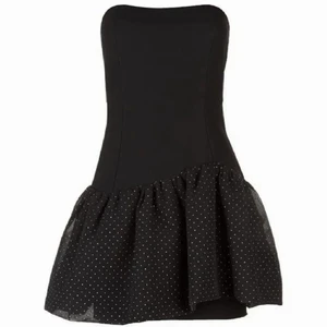 Maje klänning - Säljer den populära och slutsålda majeklänningen i storlek 3. Väldigt liten i storleken så passar mig som normalt är s.  Meddela gärna mig för mer info o fler bilder. BUDAR MAN ÄR MAN BUNDEN TILL KÖPET! Säljer direkt för 1200kr. Originalpris 2300kr <3 Såld! men säljer även en annan Majeklänning! 