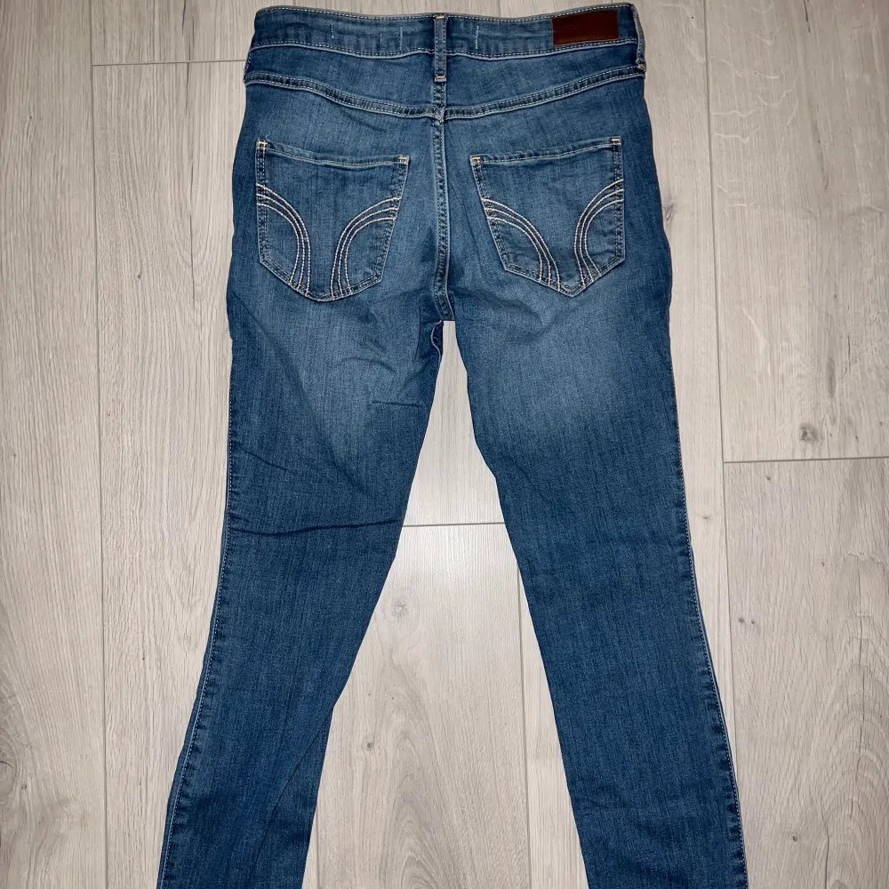High-Rise Super Skinny jeans  Från Hollister Strl 3S, W26, L28 Knappt använda.  Nypris: 600kr  Mitt pris: 50kr  Vid snabb affär så kan priset diskuteras!  Fraktkostnad kan tillkomma!. Jeans & Byxor.
