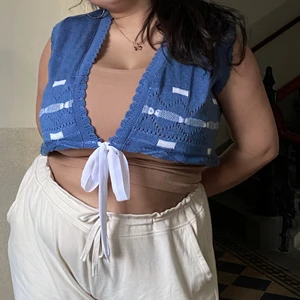 Blå knyt- väst - Blå croppad väst som man knyter fram. 