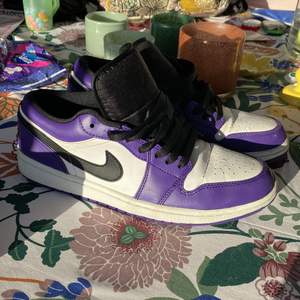 Säljer mina gamla Jordan 1 low court purple pga dom har blivit för små. Dålig cond där av de billiga priset. Köpta på sneakershyllan i gbg så helt äkta. Storlek 42,5. Priset som står gäller går tyvärr inte att pruta