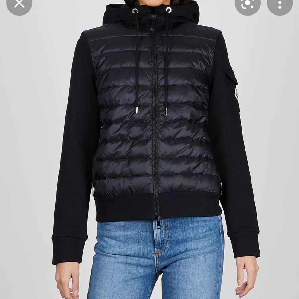 Söker en moncler jacka svart eller vit strlk xs/s ÄKTA. Jackor.