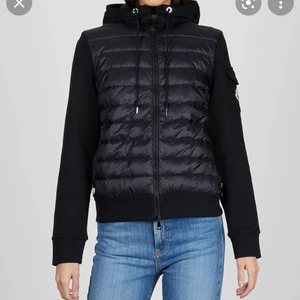 Moncler jacka INTRESSEKOLL - Söker en moncler jacka svart eller vit strlk xs/s ÄKTA