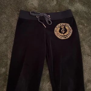 Juicy Couture byxor - Säljer dessa juicy byxor i färgen mörkblå💙 de är ganska korta i längden, jag är 153 och de är perfekta för mig!jag har vanligtvis XS och de sitter perfekt för mig