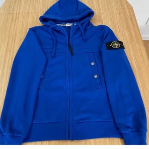 Stone island hoodie  - En fin blå stone island hoodie som knappt använda. Då sen har blivit för liten. 