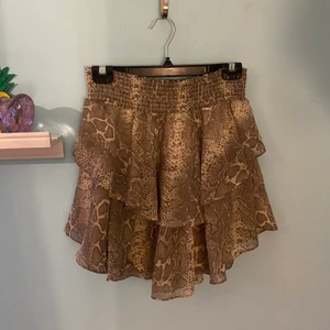 Volangkjol - En jättefin volangkjol med typ ormmönster från Ginatricot. Kjolen är bara använd några få gånger. Frakt tillkommer!