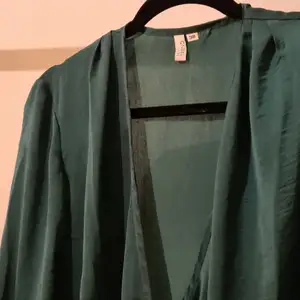 Fin omlott-tröja från Nelly Trend som faller fint! Första bilden visar bäst färgen, men som ni ser är den skimrande i ljuset🌟 