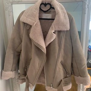 Mocka Pilotjacka i XS - Säljer min mocka pilotjacka i strl XS från Zara! Den är väldigt varm och använd 3-4 gånger! Väldigt god skick! Säljer för 200:-