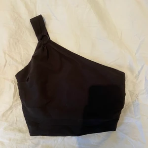 Topp - Super fin topp från zara som tyvärr inte kommer till användning. Endast använd en gång så väldigt bra skick. Skriv för fler bilder!💕💕 (köpare står för frakt)