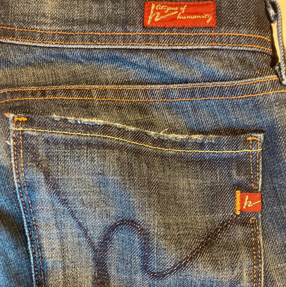 Säljer dessa skit fina vintage bootcut jeans! Storleken  är S/M. Lite upprivna vid fötterna (syns på bilden) men annars toppen skick. Jag på bilden är 170cm och har S i storlek❤️💖🤩 (köparen står för frakt 😍❤️). Jeans & Byxor.