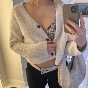 Kofta - Så gosig kofta som jag aldrig använt, så fin nu i vinter över en topp!!❤️