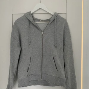 Grå hoodie med dragkedja - Grå hoodie med dragkedja 