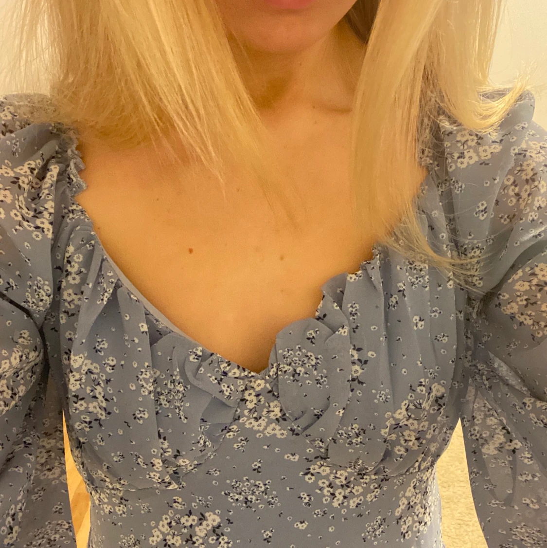 Blå blommig mini klänning - 90