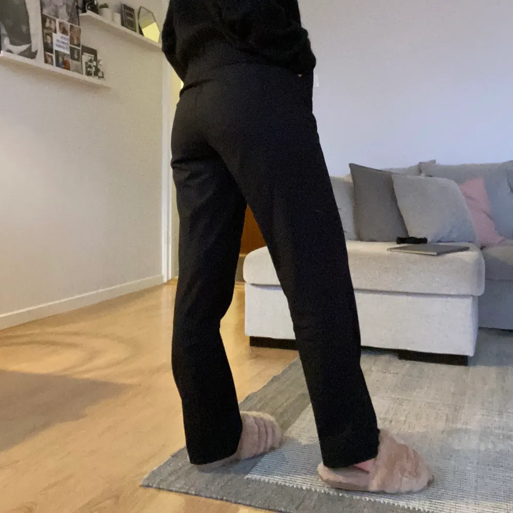 Kostymbyxor från Lindex med resår storlek xs. Jeans & Byxor.