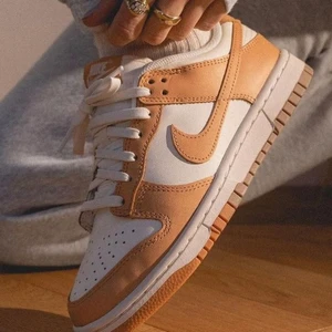 Nike Dunk Low Harvest Moon 🥯 - Nike Dunk Low Harvest Moon 🥯  Tillgängliga storlekar⬇️  • EU36 • EU36,5  • EU37,5  • EU38 • EU38,5 • EU39 • EU40  • EU41 • EU42 • EU42,5 • EU43 • EU44 • EU44,5  • Pris från 2499kr Fri frakt   • Skriv till oss i dm om din storlek saknas   • Vi nås genom dm för eventuella frågor eller funderingar!  #erisneakers 
