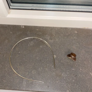Hårklämma+diadem - Jag säljer en hårklämma+ ett diadem som passar bra tillsammans för att de båda är silverfärgade. Säljer för ett billigare paketpris GRATIS FRAKT!!❤️❤️❤️❤️