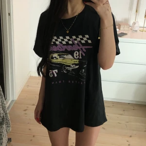 T shirt med tryck - Knappt använd, bra skick, från gina tricot, strl xl för oversize look (har annars xs)