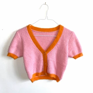 Topp - Ascool topp i mjukt fluffigt material! Stretchig så skulle passa en mindre M också! Kan ta till Lund, Karlshamn och Karlskrona! 