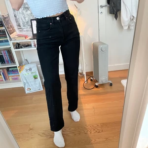 Gina Jeans  - Snygga raka jeans från Gina. Jag är 170 för referens. Dem är knappt använda då jag fick dem i present o har redan ett par.