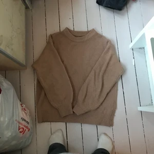 Jättesöt brun stickad tröja - JÄTTESÖT BRUN STICKAD TRÖJA MED KRAGE! BARA SÖT SÖT SÖT OCH FIN.