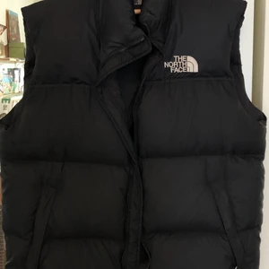North Face väst storlek L - Säljer min knappt använda North Face väst då den är för stor för mig! Nypris 2500