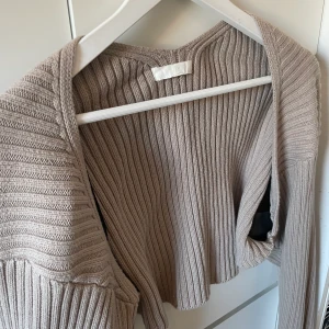 Kofta hm - Säljer denna fina kofta. Använd någon enstaka gång så den är så gott som ny! Köpt för runt 299kr