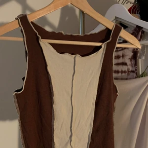 Brunt/beige linne - Linne som går att vända ut och in i brunt/beige! Nyskick och passar xs/s! Säljes för 50 kronor exklusive frakt 🌸