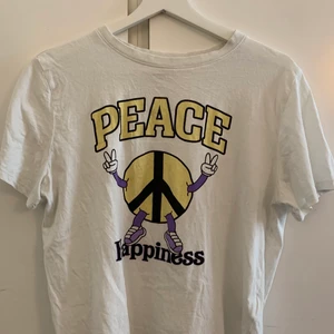 Tröja - T-shirt från hm. Säljer pågrund av dåligt användning. Använt ca 5 gånger