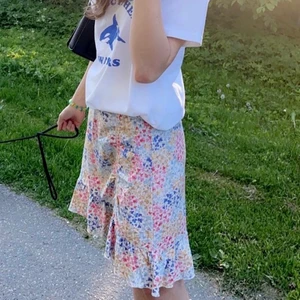 Fin kjol - Säljer min fina kjol i storlek M pga att den nästan aldrig blivit använd. Kjolen har en fin färg med blommit mönster och är i nyskick. Köpte den på Gina Tricot för 250kr, men säljer den för 70kr + frakt