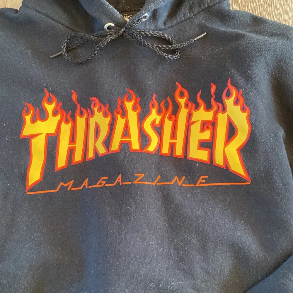 Svart Thrasher hoodie, sparsamt använd. Inga sprickor eller defekter på printet. Storlek L. Hoodies.