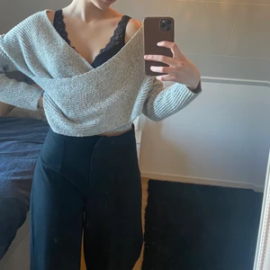 Stickad tröja  - Grå stickad tröja från sinsay. Använd ett fåtal gånger och därav i bra skick. Säljs då den inte används. 60kr+frakt🥰