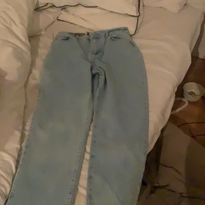 Boohoo byxor  - Säljer dessa byxor pga förstora o förkorta aldrig använda enbart testade de av priset💕 väldigt fin färg med en liten slits där nere. Priset går att diskutera 