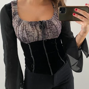 Blus - Snygg svart blus med detaljer, storlek XS🌼 Frakt tillkommer!