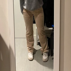 Juicy couture byxor - Ett par juicy couture byxor i beige som börjar bli små, om många är intresserade blir de budgivning. Storlek xxs.  Per budgivning måste man buda minst 30 kr💕