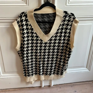 Rutig väst - Bra skick, endast använd 3 gånger 