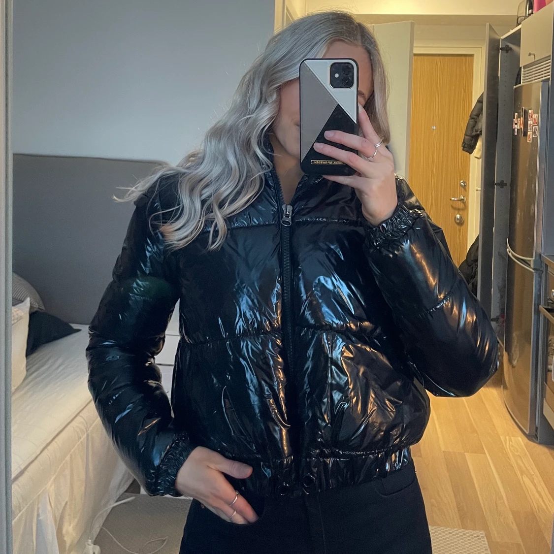 Svart glansig croppad jacka