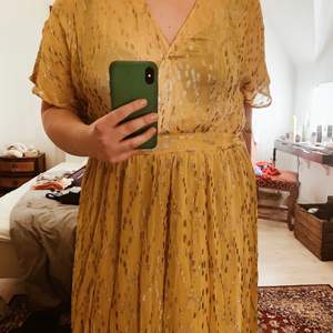 Supper fin och somrig gul/guldig långklänning. Använd en gång på ett bröllop, köpt för runt 600/700kr på lindex har jag för mig💛 Hör av dig om du vill ha fler bilder! #långklänning